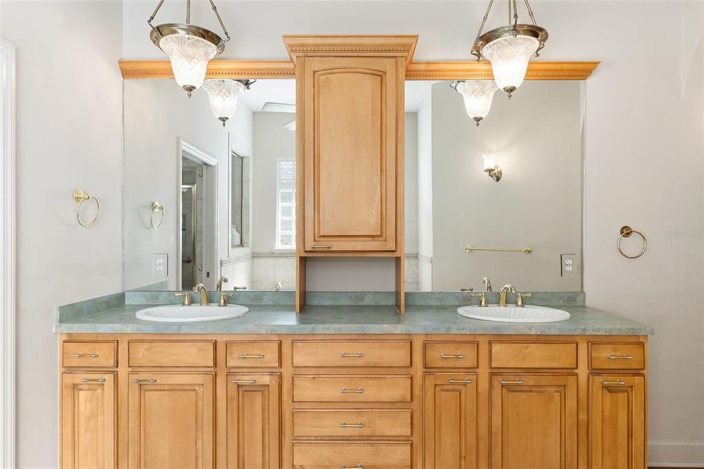 Activo con contrato: $427,000 (3 camas, 2 baños, 2179 Pies cuadrados)