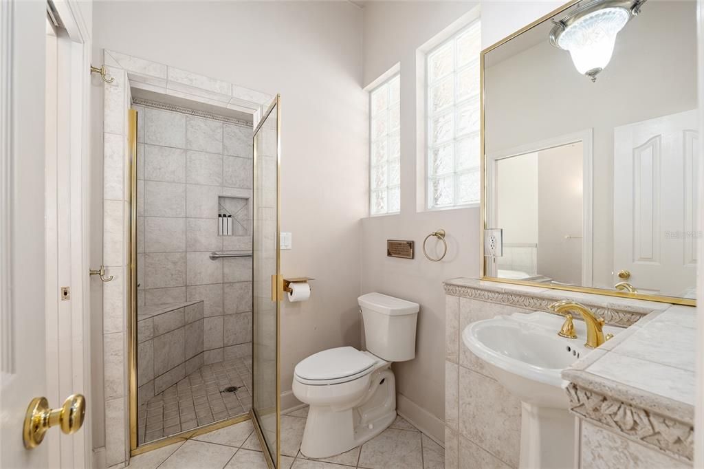 Activo con contrato: $427,000 (3 camas, 2 baños, 2179 Pies cuadrados)