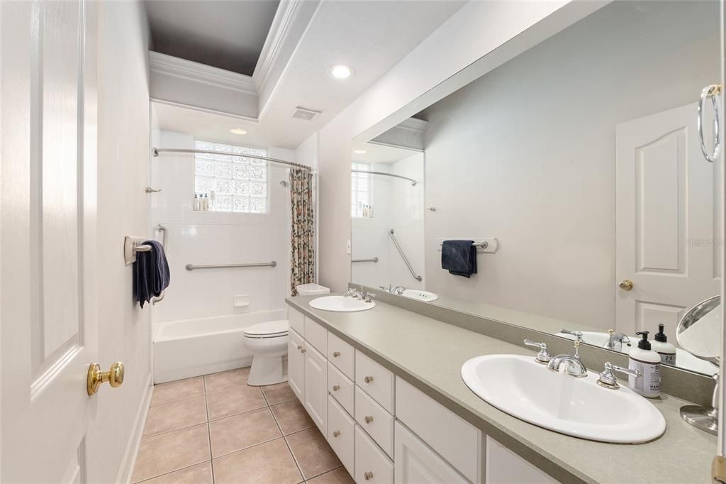 Activo con contrato: $427,000 (3 camas, 2 baños, 2179 Pies cuadrados)