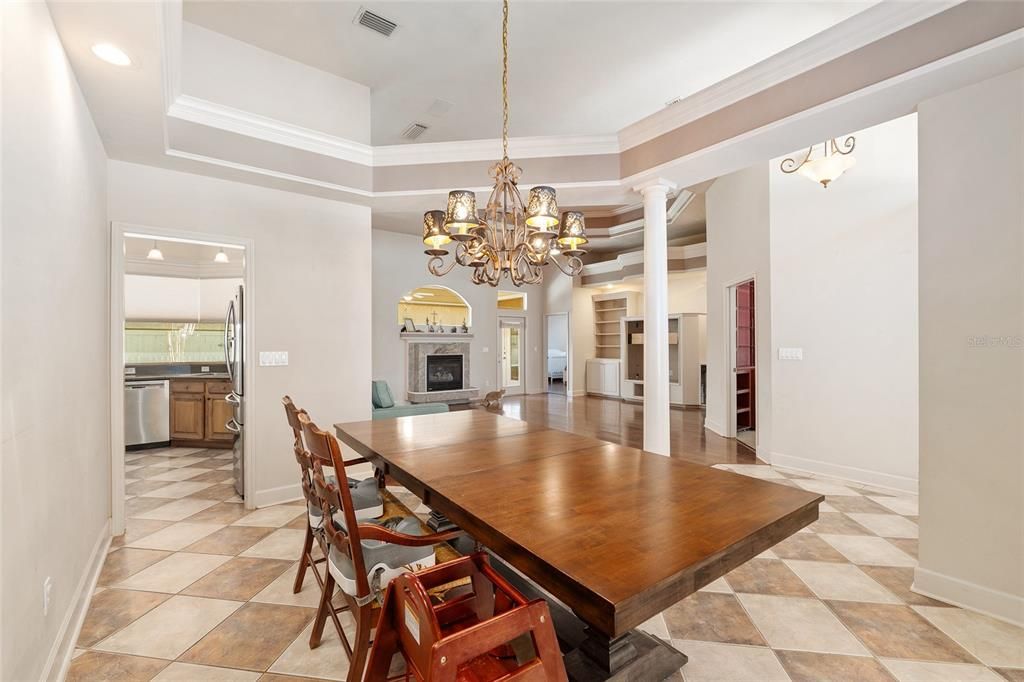 Activo con contrato: $427,000 (3 camas, 2 baños, 2179 Pies cuadrados)