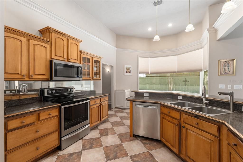 Activo con contrato: $427,000 (3 camas, 2 baños, 2179 Pies cuadrados)