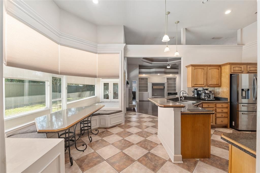 Activo con contrato: $427,000 (3 camas, 2 baños, 2179 Pies cuadrados)