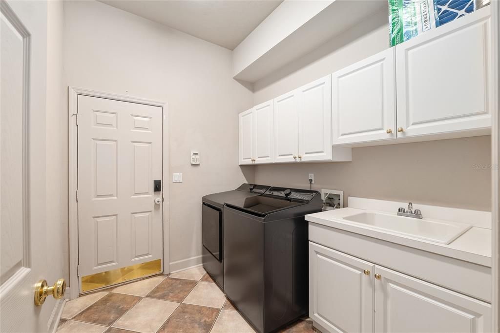 Activo con contrato: $427,000 (3 camas, 2 baños, 2179 Pies cuadrados)