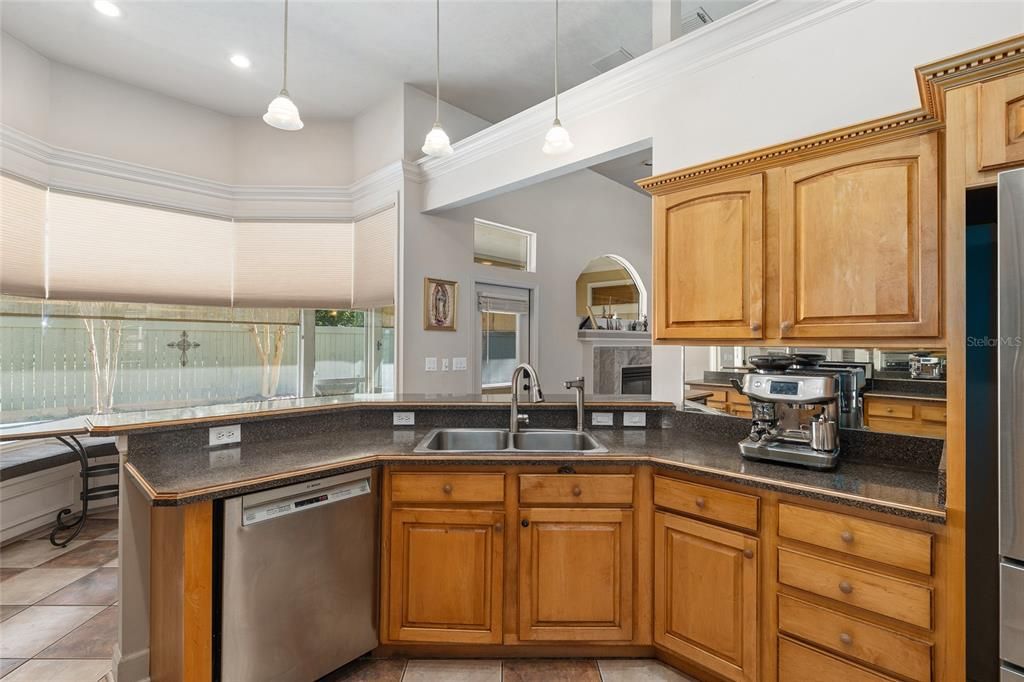 Activo con contrato: $427,000 (3 camas, 2 baños, 2179 Pies cuadrados)