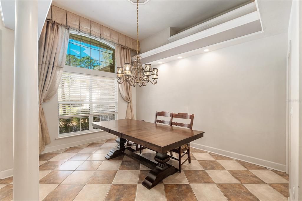 Activo con contrato: $427,000 (3 camas, 2 baños, 2179 Pies cuadrados)