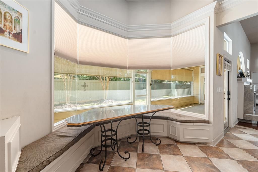 Activo con contrato: $427,000 (3 camas, 2 baños, 2179 Pies cuadrados)