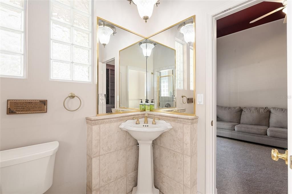 Activo con contrato: $427,000 (3 camas, 2 baños, 2179 Pies cuadrados)