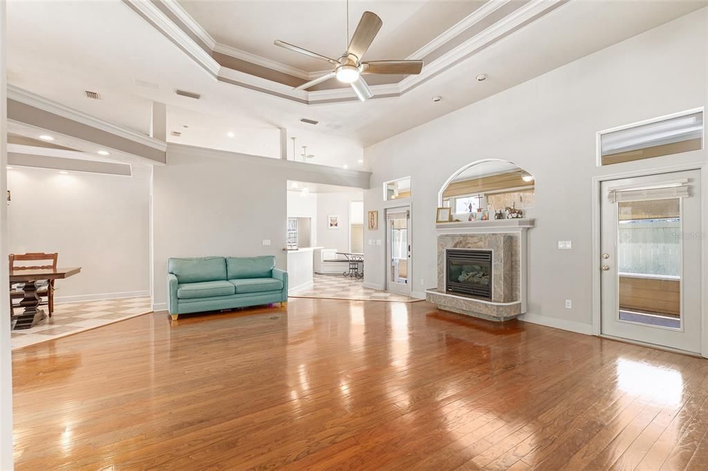 Activo con contrato: $427,000 (3 camas, 2 baños, 2179 Pies cuadrados)