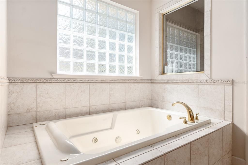 Activo con contrato: $427,000 (3 camas, 2 baños, 2179 Pies cuadrados)