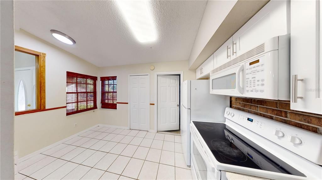 Active With Contract: $1,925 (3 beds, 2 baths, 1149 Square Feet)