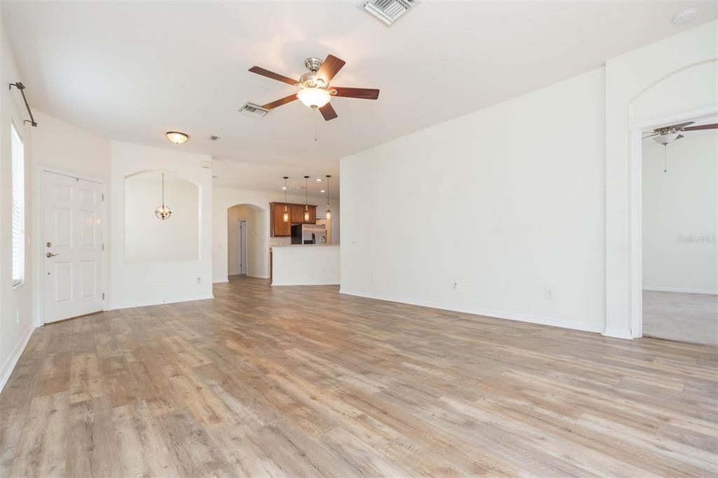 Active With Contract: $280,000 (3 beds, 2 baths, 1581 Square Feet)