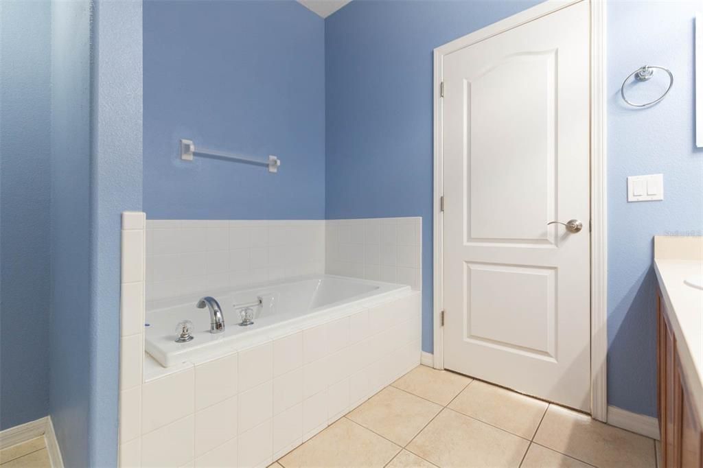 Active With Contract: $280,000 (3 beds, 2 baths, 1581 Square Feet)