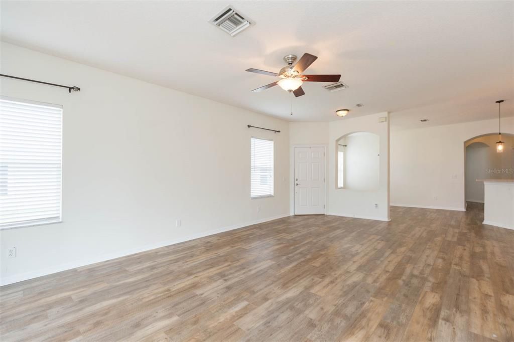 Active With Contract: $280,000 (3 beds, 2 baths, 1581 Square Feet)