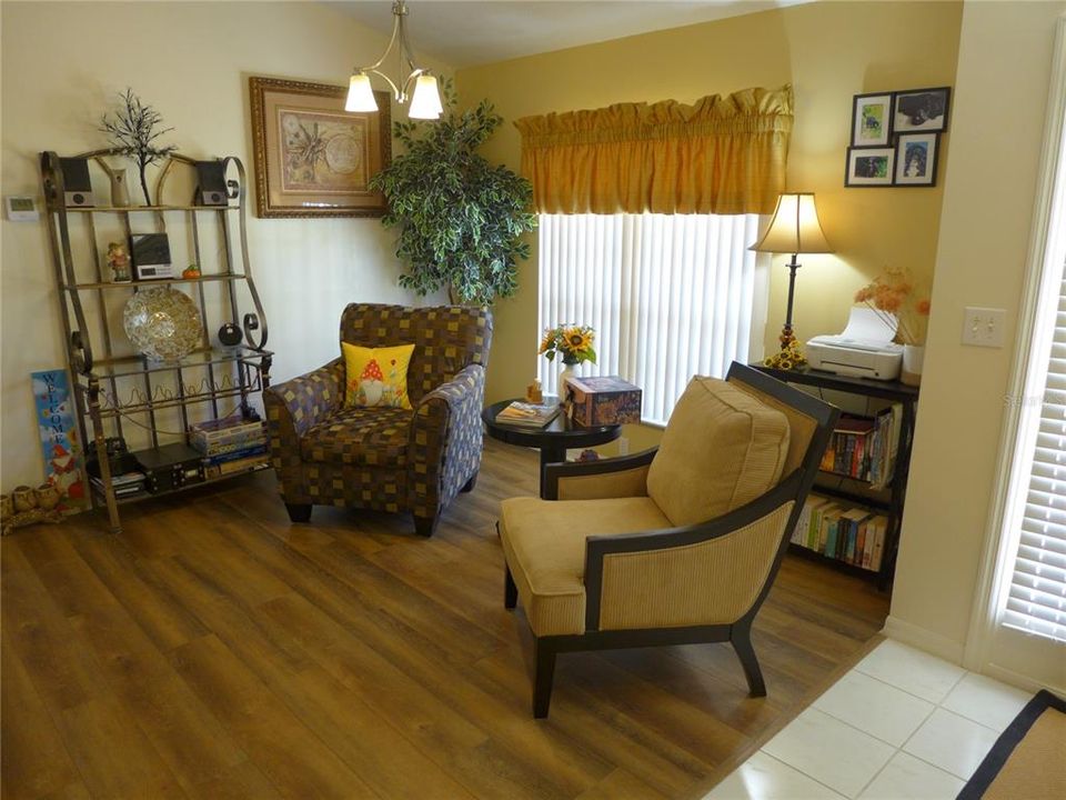 Под контрактом: $349,950 (3 спален, 2 ванн, 1610 Квадратных фут)