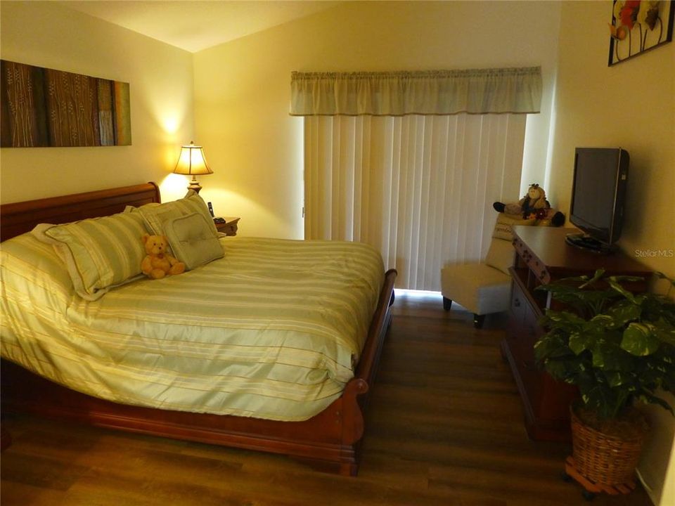 Под контрактом: $349,950 (3 спален, 2 ванн, 1610 Квадратных фут)