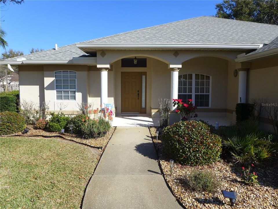 Под контрактом: $349,950 (3 спален, 2 ванн, 1610 Квадратных фут)