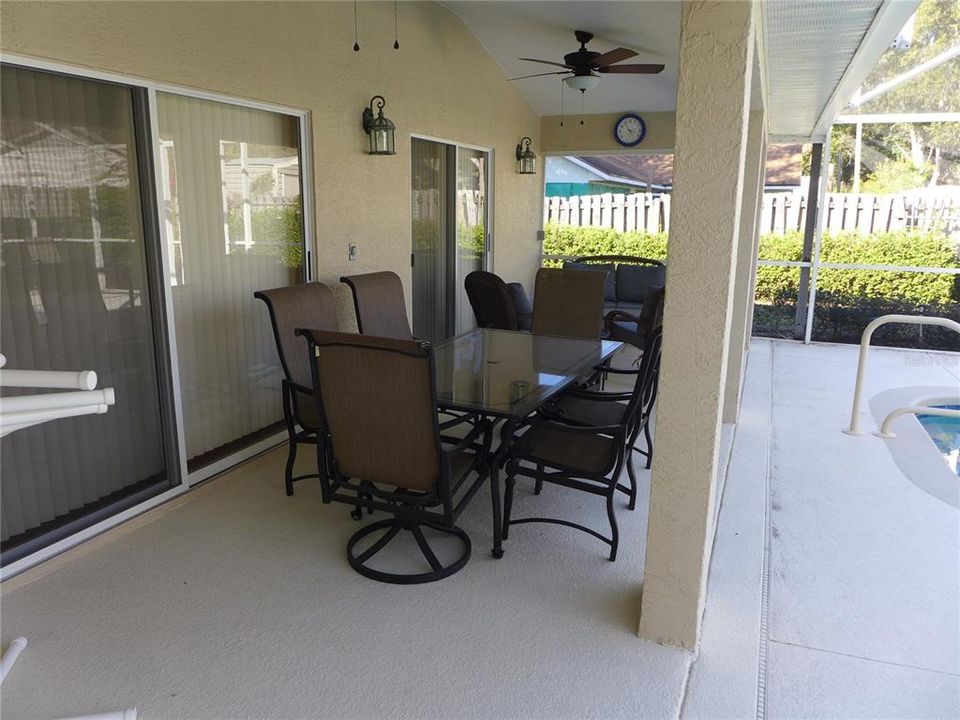 Под контрактом: $349,950 (3 спален, 2 ванн, 1610 Квадратных фут)