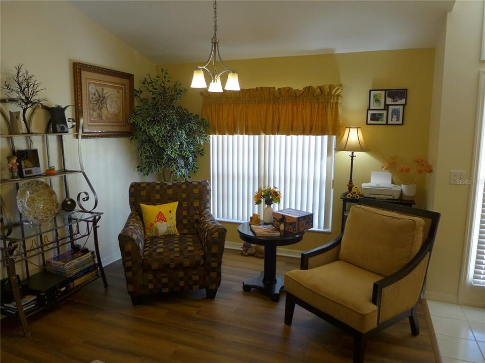 Под контрактом: $349,950 (3 спален, 2 ванн, 1610 Квадратных фут)