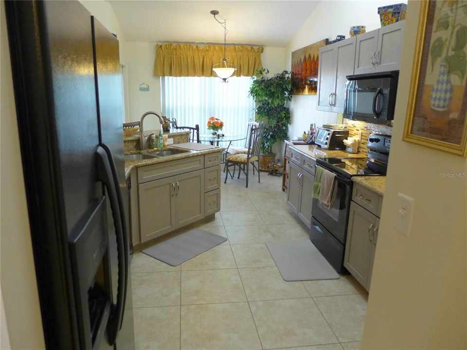 Под контрактом: $349,950 (3 спален, 2 ванн, 1610 Квадратных фут)