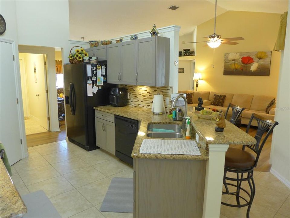 Под контрактом: $349,950 (3 спален, 2 ванн, 1610 Квадратных фут)