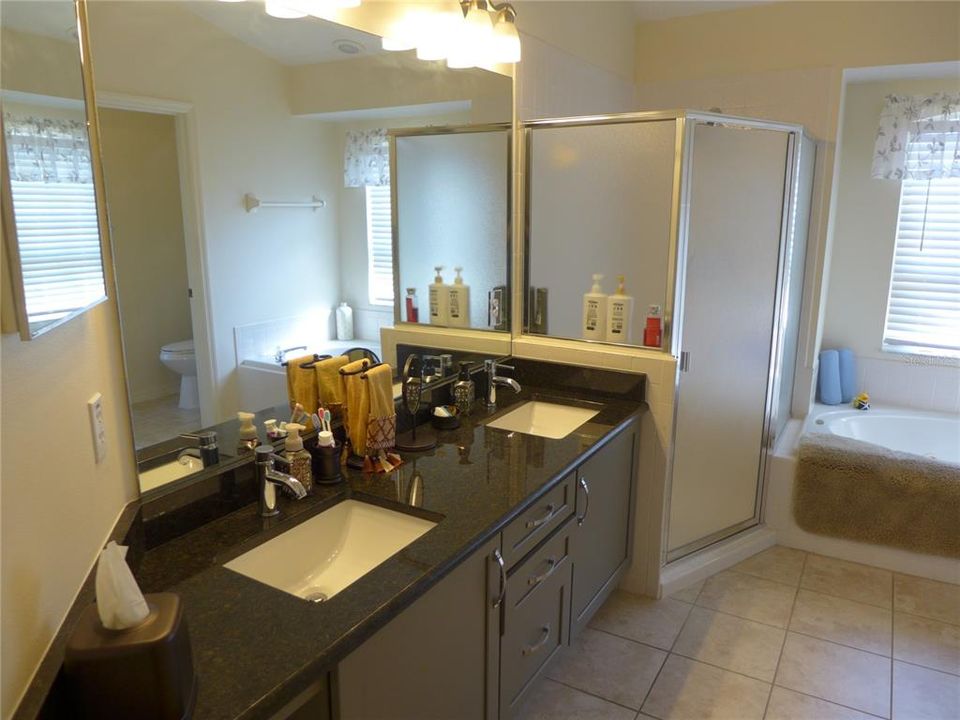 Под контрактом: $349,950 (3 спален, 2 ванн, 1610 Квадратных фут)