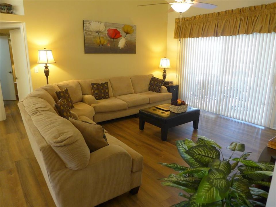 Под контрактом: $349,950 (3 спален, 2 ванн, 1610 Квадратных фут)