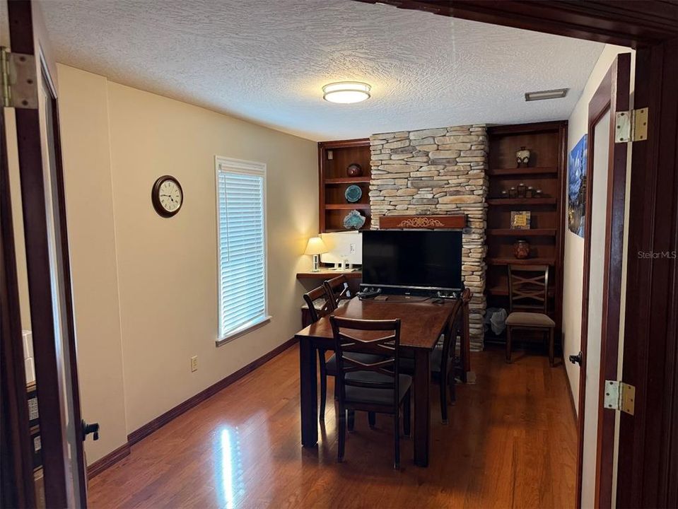 Под контрактом: $295,000 (0 спален, 0 ванн, 1160 Квадратных фут)