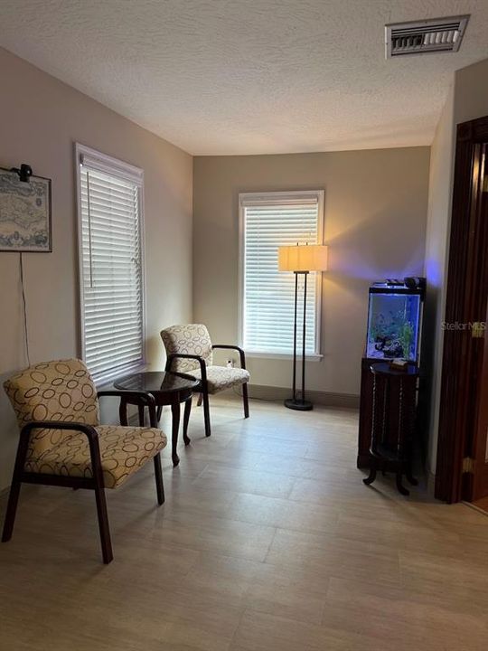 Под контрактом: $295,000 (0 спален, 0 ванн, 1160 Квадратных фут)