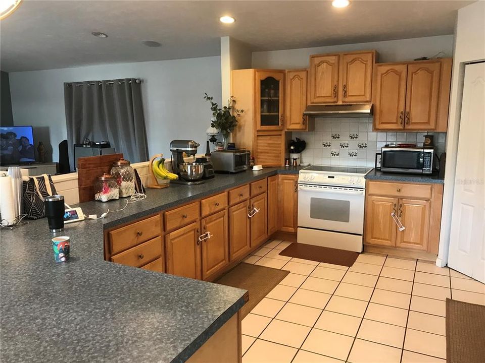 Под контрактом: $335,000 (3 спален, 2 ванн, 2366 Квадратных фут)