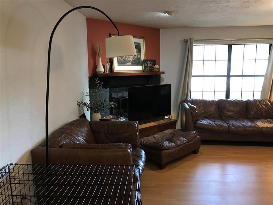 Под контрактом: $335,000 (3 спален, 2 ванн, 2366 Квадратных фут)