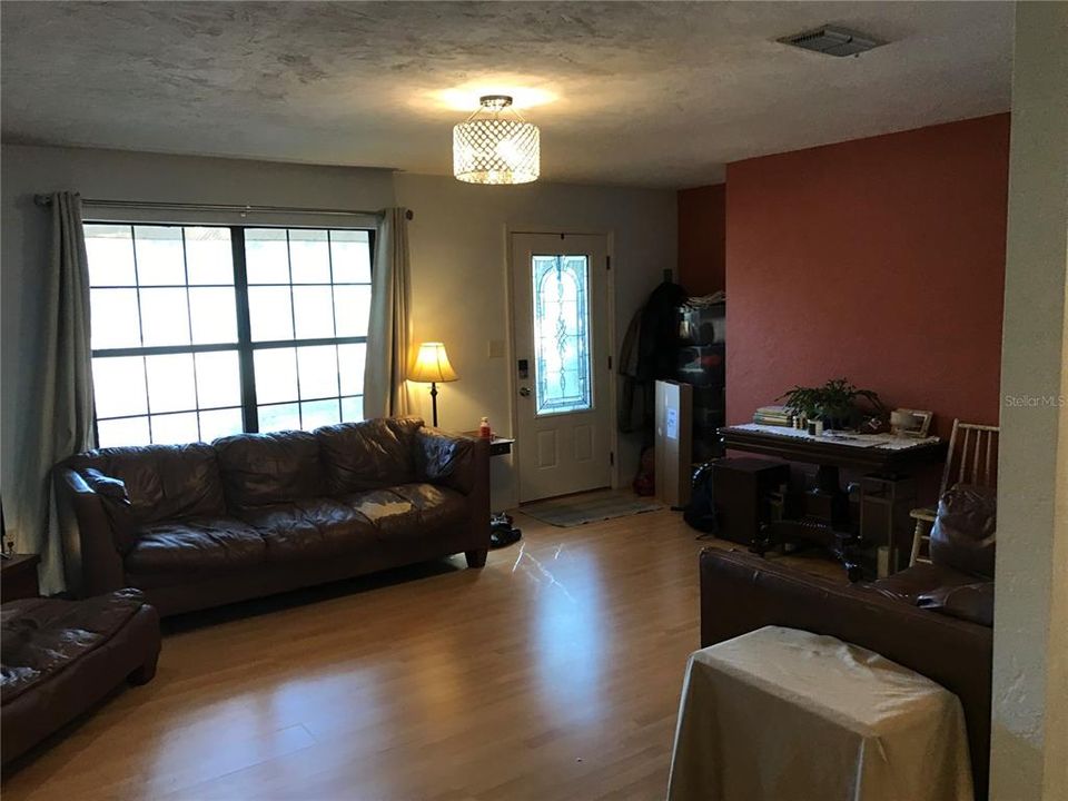 Под контрактом: $335,000 (3 спален, 2 ванн, 2366 Квадратных фут)