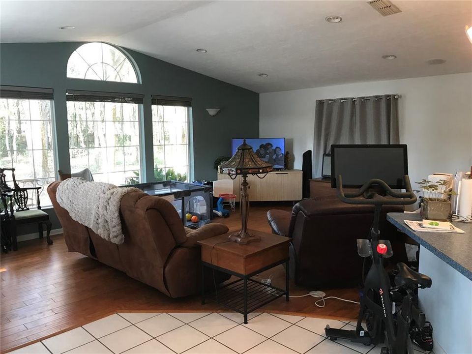 Под контрактом: $335,000 (3 спален, 2 ванн, 2366 Квадратных фут)