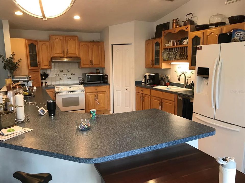 Под контрактом: $335,000 (3 спален, 2 ванн, 2366 Квадратных фут)