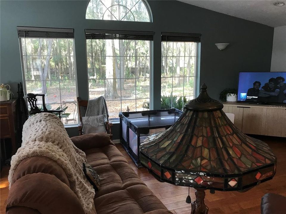 Под контрактом: $335,000 (3 спален, 2 ванн, 2366 Квадратных фут)