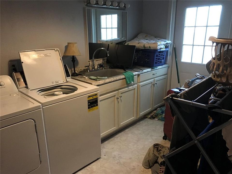 Под контрактом: $335,000 (3 спален, 2 ванн, 2366 Квадратных фут)