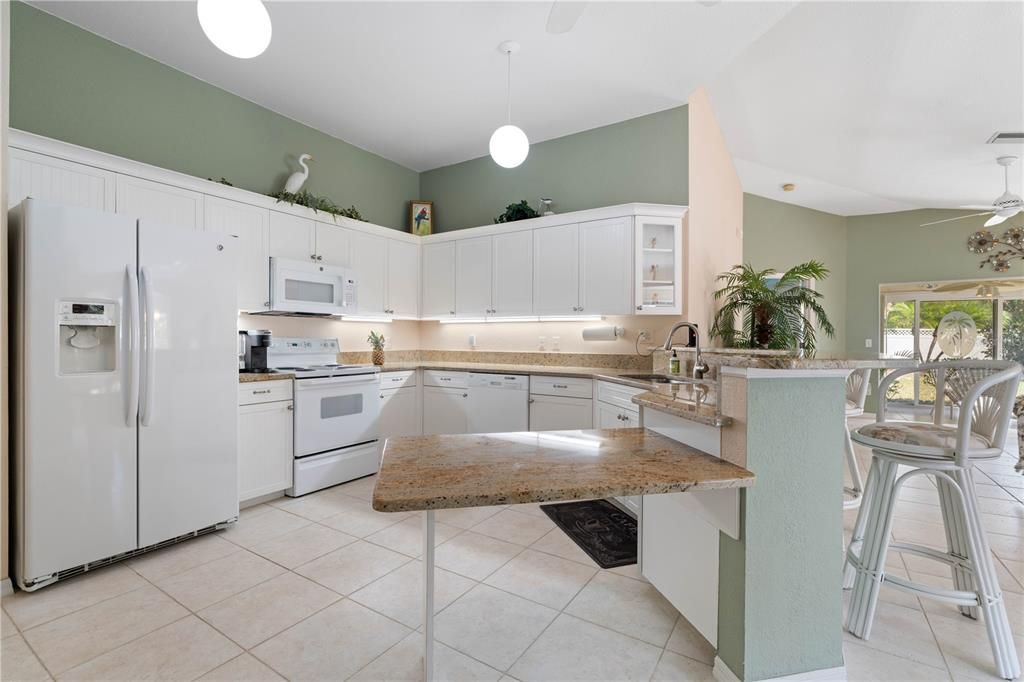 For Sale: $239,900 (2 beds, 2 baths, 1162 Square Feet)