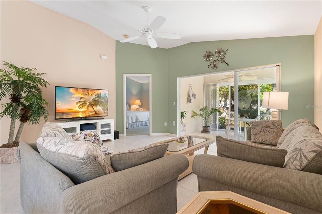 For Sale: $239,900 (2 beds, 2 baths, 1162 Square Feet)