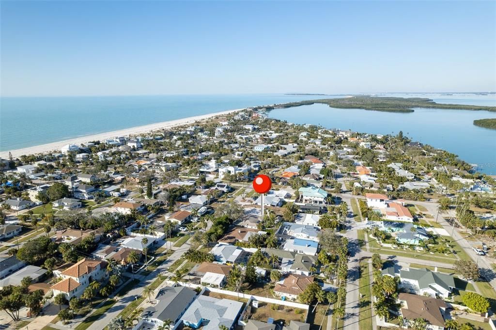 На продажу: $724,900 (0.16 acres)