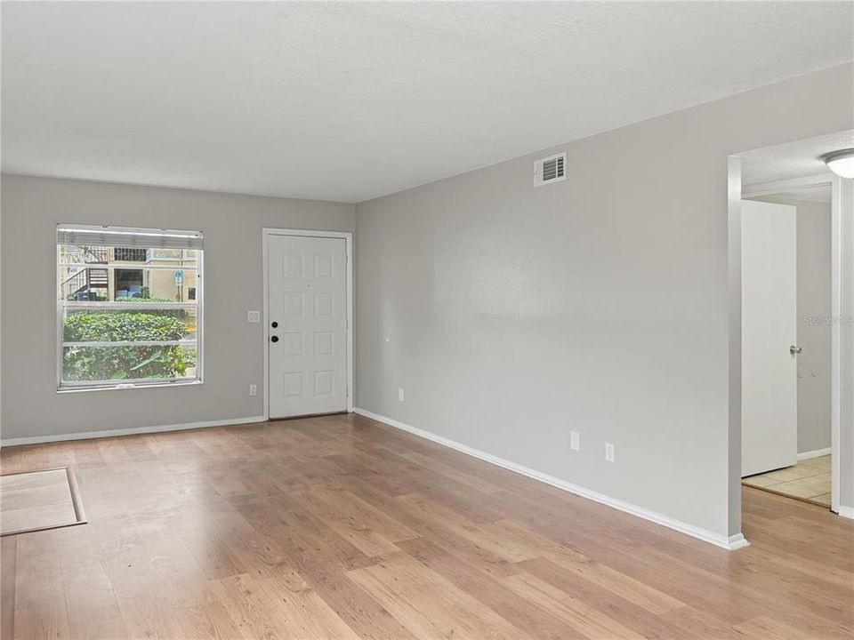Active With Contract: $132,900 (2 beds, 2 baths, 912 Square Feet)