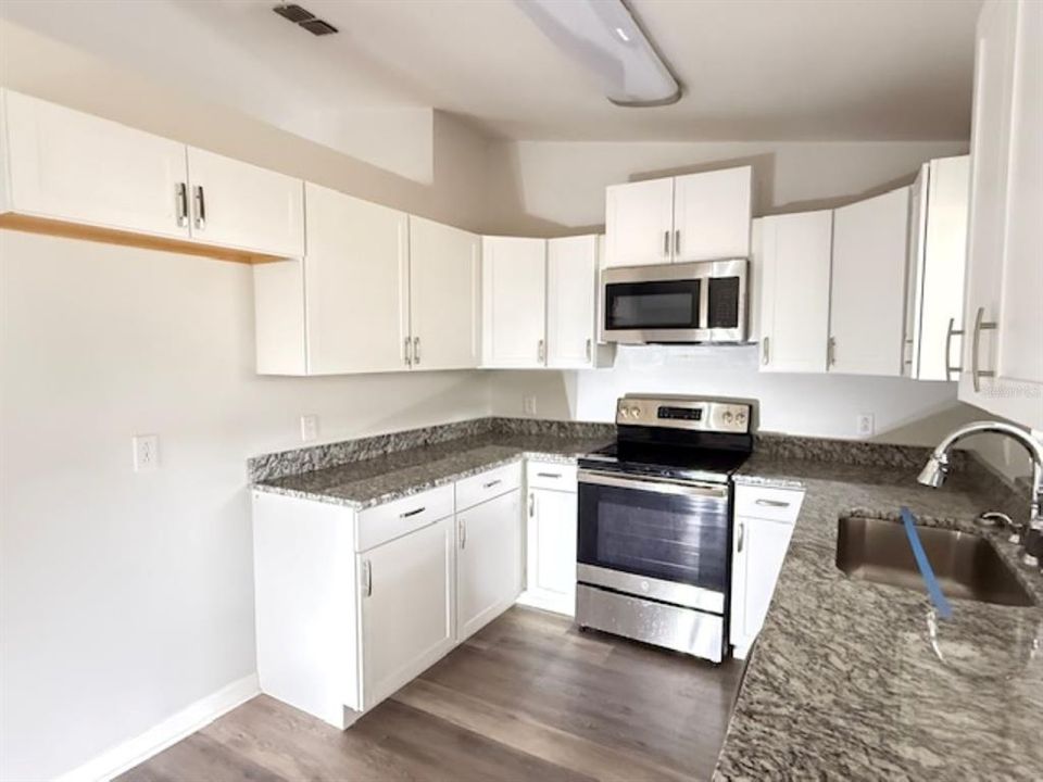 Active With Contract: $192,000 (3 beds, 2 baths, 1220 Square Feet)