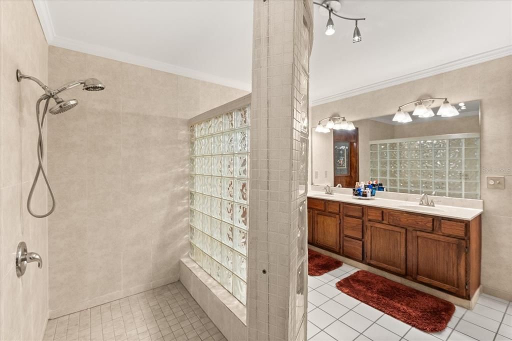For Sale: $550,000 (4 beds, 2 baths, 2780 Square Feet)