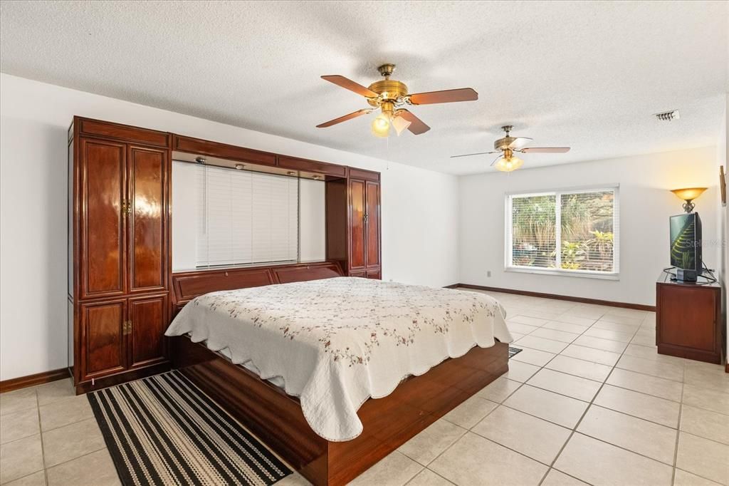 For Sale: $550,000 (4 beds, 2 baths, 2780 Square Feet)