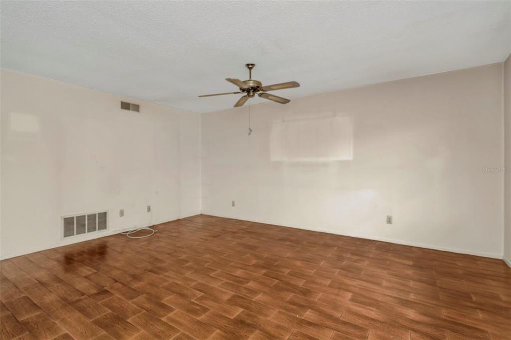 Activo con contrato: $189,000 (2 camas, 2 baños, 1110 Pies cuadrados)