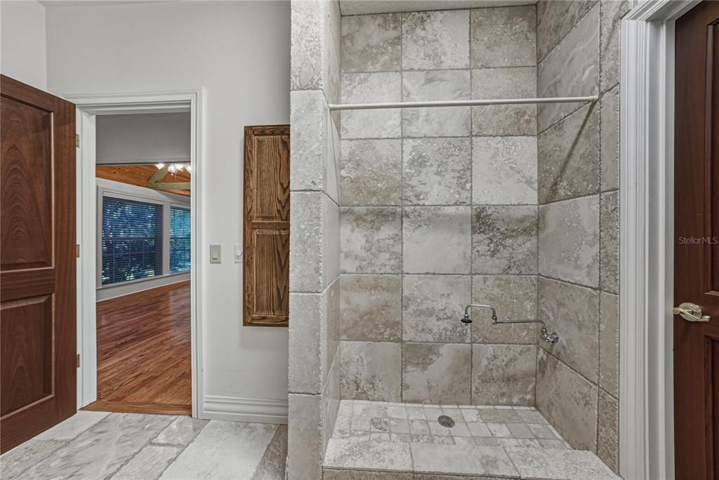 For Sale: $5,350,000 (6 beds, 6 baths, 8726 Square Feet)