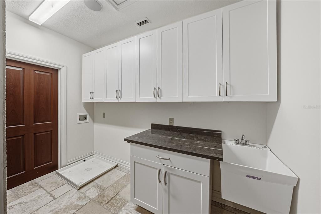 For Sale: $5,350,000 (6 beds, 6 baths, 8726 Square Feet)