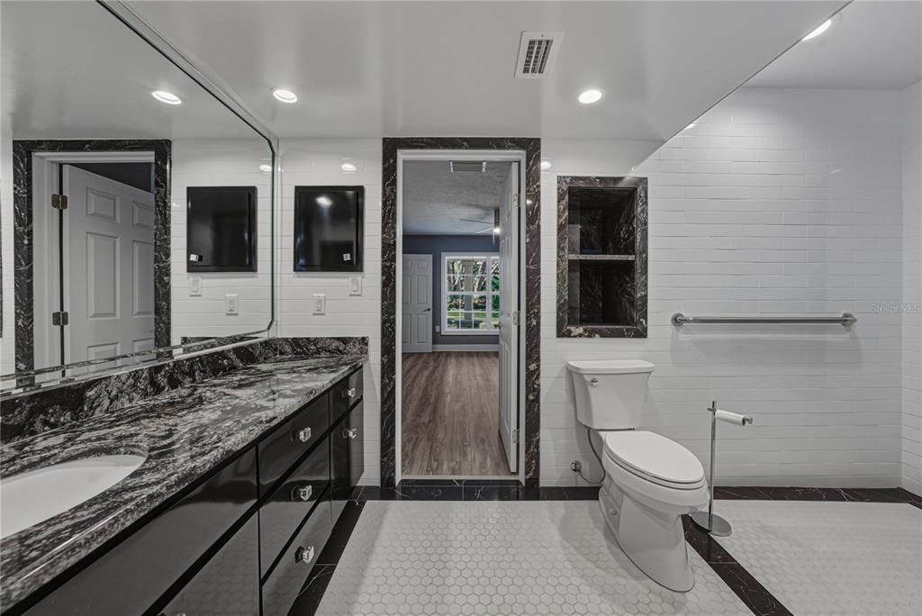 For Sale: $5,350,000 (6 beds, 6 baths, 8726 Square Feet)