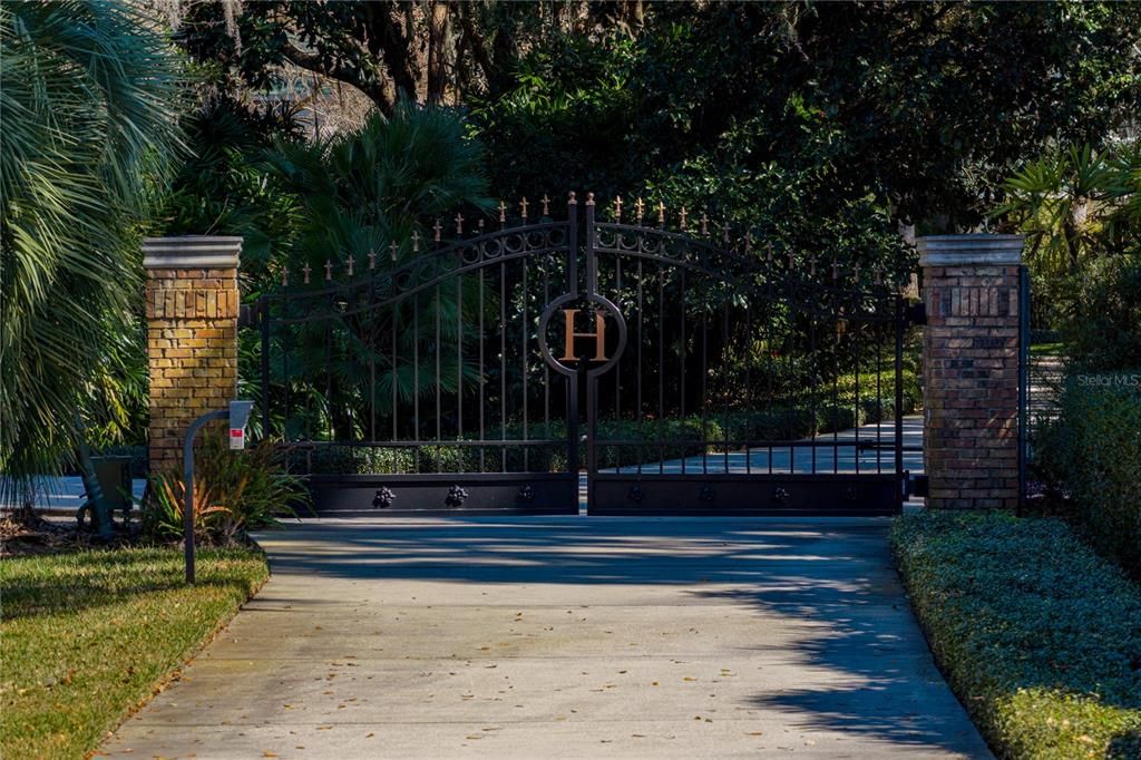 For Sale: $5,350,000 (6 beds, 6 baths, 8726 Square Feet)