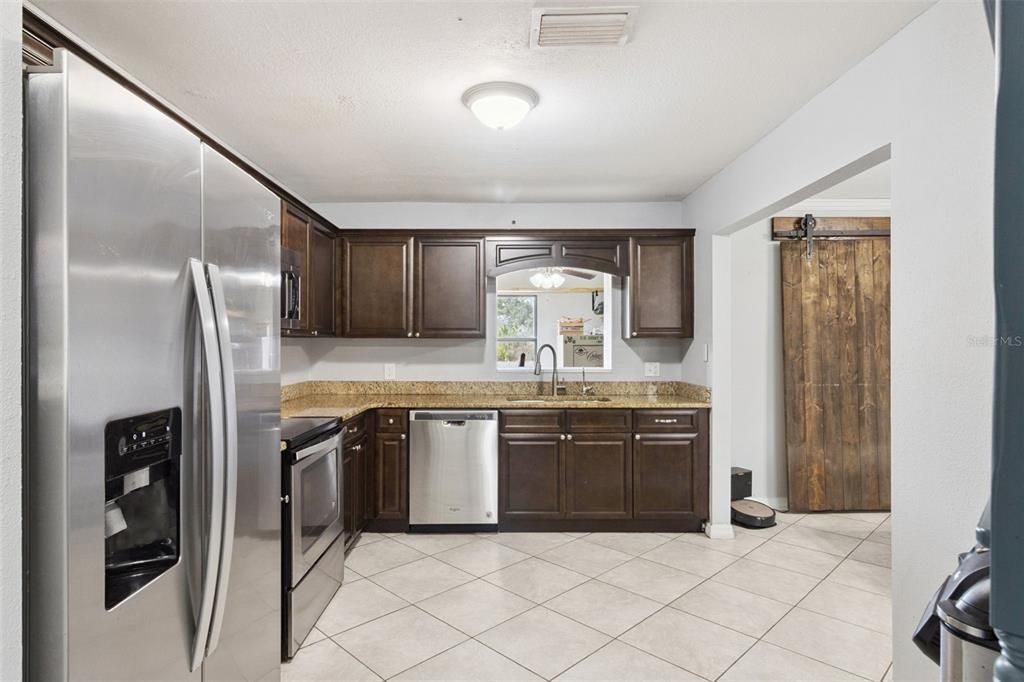 На продажу: $239,990 (3 спален, 2 ванн, 1562 Квадратных фут)