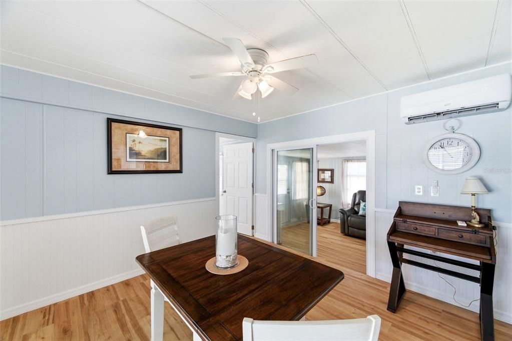 合同活跃: $93,900 (2 贝兹, 1 浴室, 1050 平方英尺)