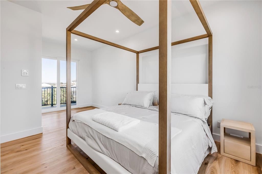 For Sale: $1,595,000 (3 beds, 3 baths, 2916 Square Feet)
